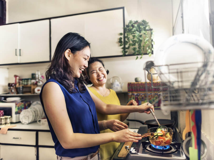 料理を楽しげに作る女性たち